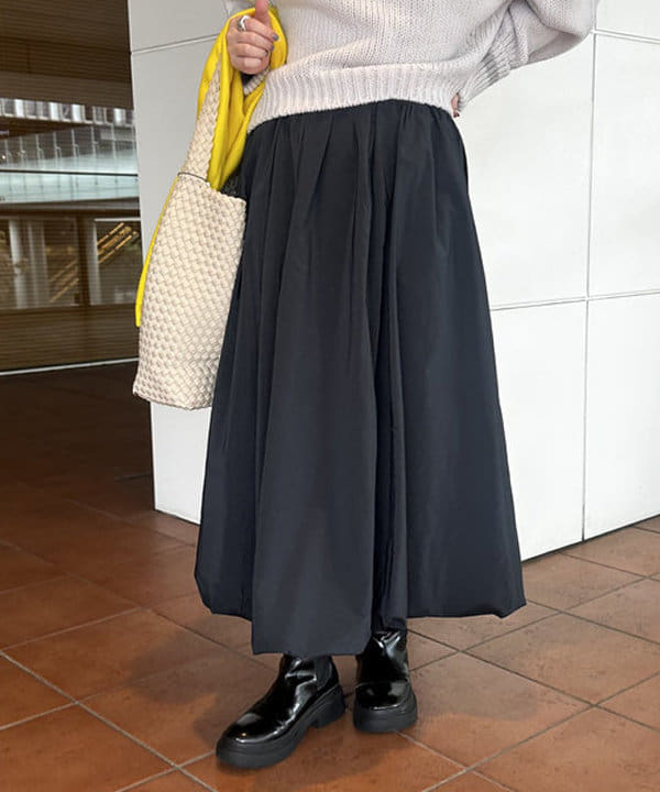 大浦 栞さんの「BEAMS WOMEN｜AK+1 / 3ゲージ ホールガーメント コクーン ニット」を使ったコーディネート