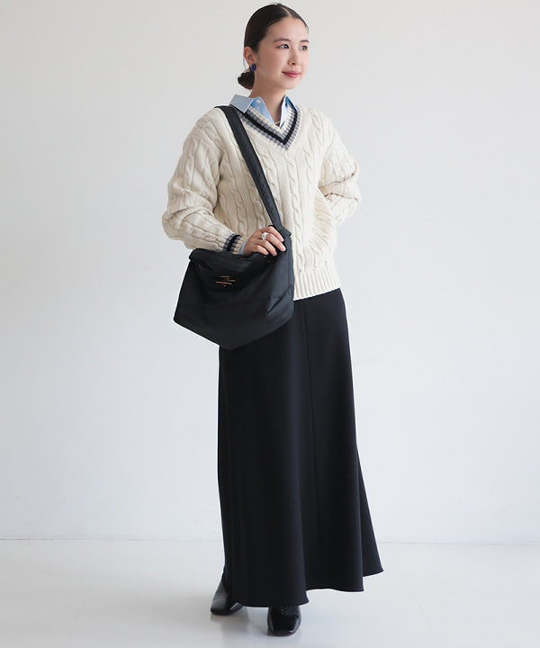 佐藤 美樹さんの「BEAMS WOMEN｜【別注】SLOANE / 5ゲージ チルデン Vネック ロングスリーブ ニット」を使ったコーディネート