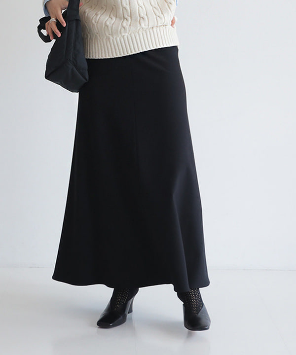 佐藤 美樹さんの「BEAMS WOMEN｜【別注】SLOANE / 5ゲージ チルデン Vネック ロングスリーブ ニット」を使ったコーディネート