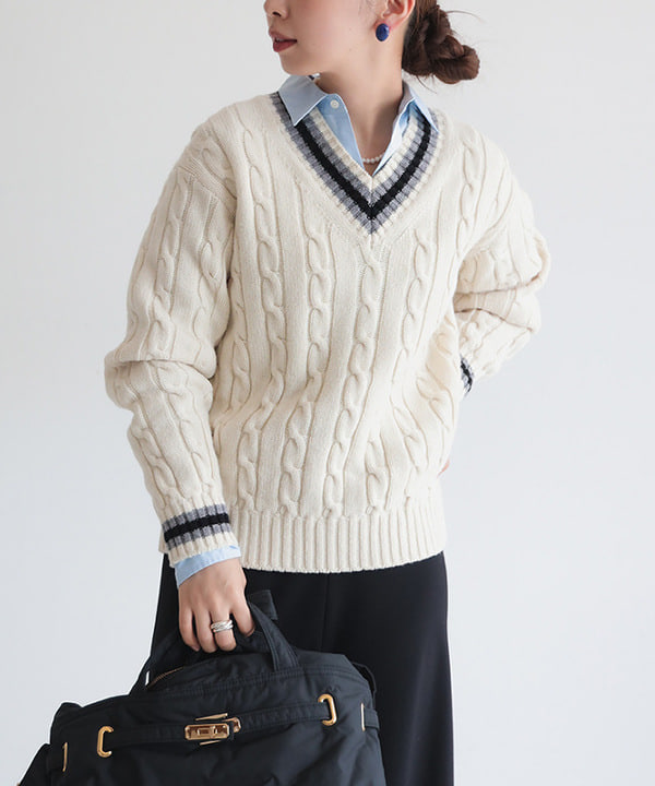 佐藤 美樹さんの「BEAMS WOMEN｜【別注】SLOANE / 5ゲージ チルデン Vネック ロングスリーブ ニット」を使ったコーディネート