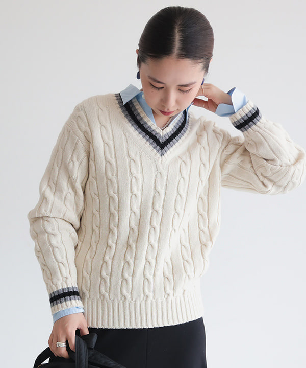 佐藤 美樹さんの「BEAMS WOMEN｜【別注】SLOANE / 5ゲージ チルデン Vネック ロングスリーブ ニット」を使ったコーディネート