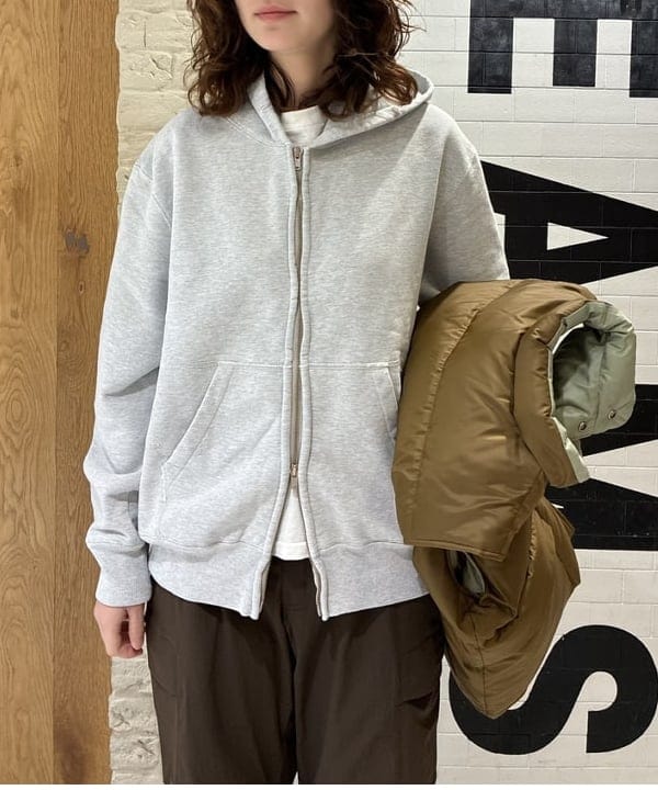 キラリさんの「BEAMS WOMEN｜【別注】REMI RELIEF / Sweat Zip Hoodie Heather Grey」を使ったコーディネート