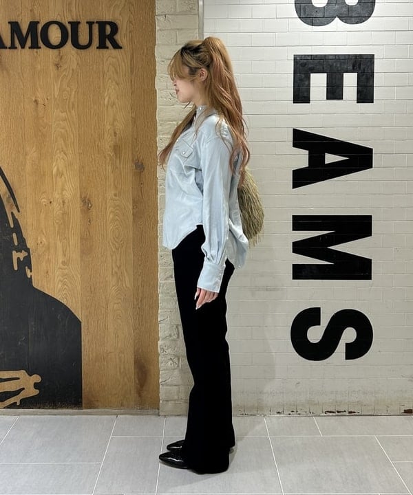 桃羽さんの「BEAMS WOMEN｜コード フレア パンツ」を使ったコーディネート