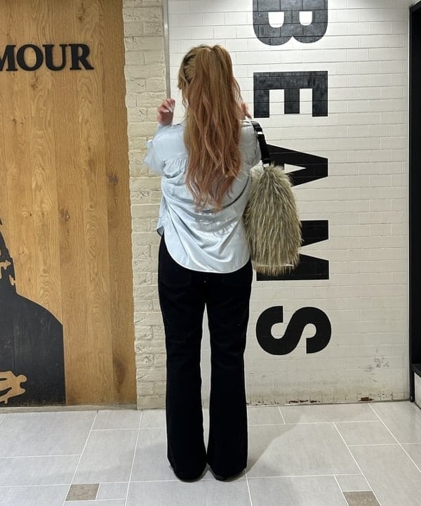 桃羽さんの「BEAMS WOMEN｜コード フレア パンツ」を使ったコーディネート