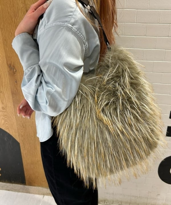 桃羽さんの「BEAMS WOMEN｜コード フレア パンツ」を使ったコーディネート