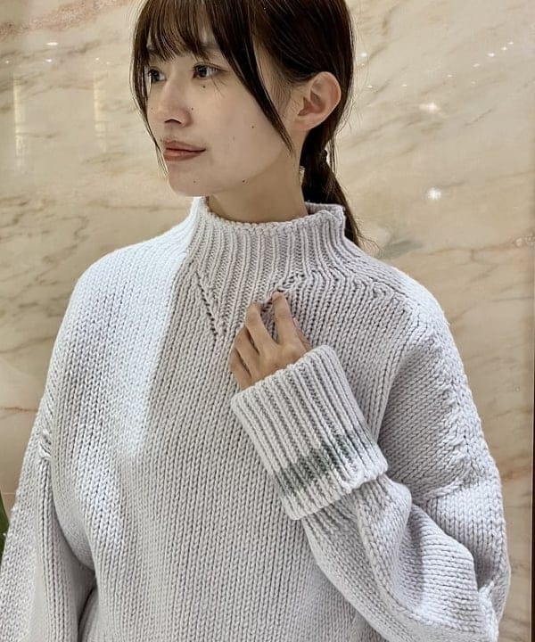 茂野 真楓さんの「BEAMS WOMEN｜AK+1 / 3ゲージ ホールガーメント コクーン ニット」を使ったコーディネート