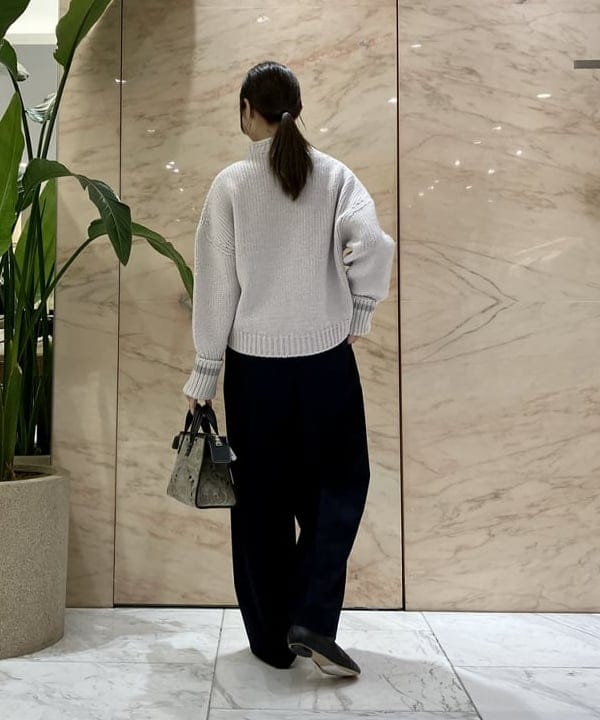 茂野 真楓さんの「BEAMS WOMEN｜AK+1 / 3ゲージ ホールガーメント コクーン ニット」を使ったコーディネート