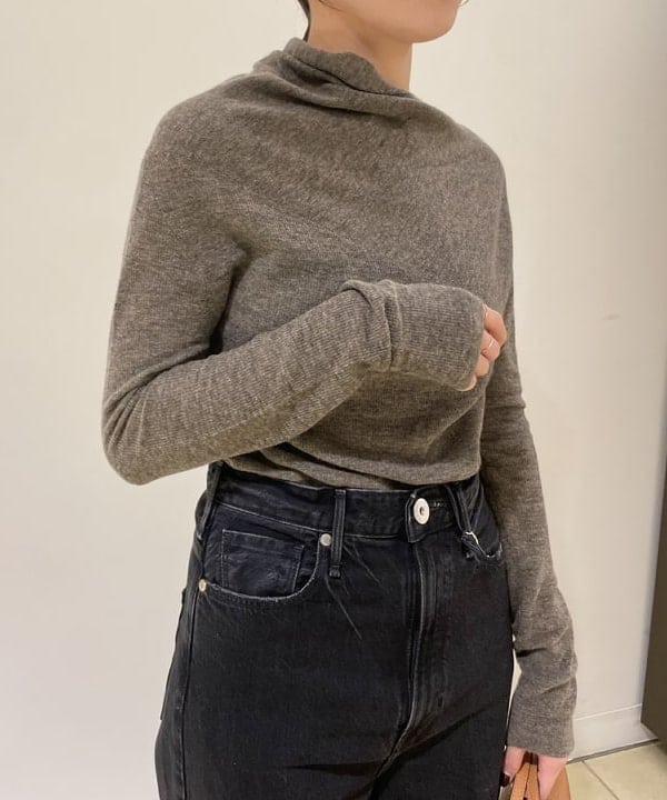 SAKAIさんの「BEAMS WOMEN｜AK+1 / 片畦 アシメトリーネック プルオーバー」を使ったコーディネート