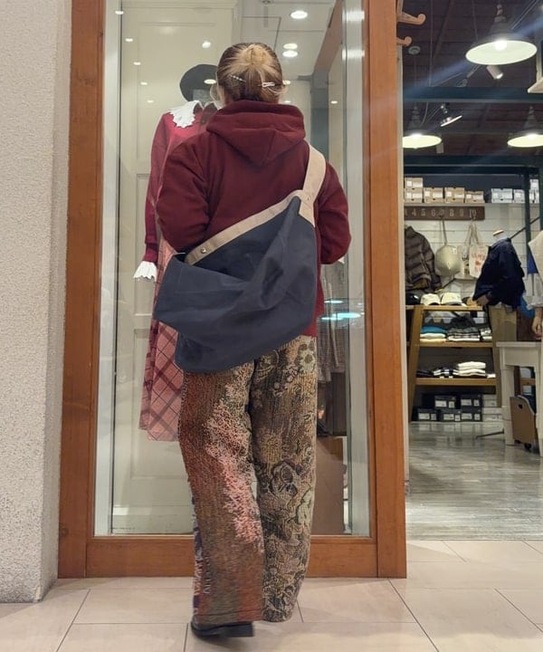 大石彩可さんの「BEAMS WOMEN｜ニュースペーパーバッグ NEW」を使ったコーディネート