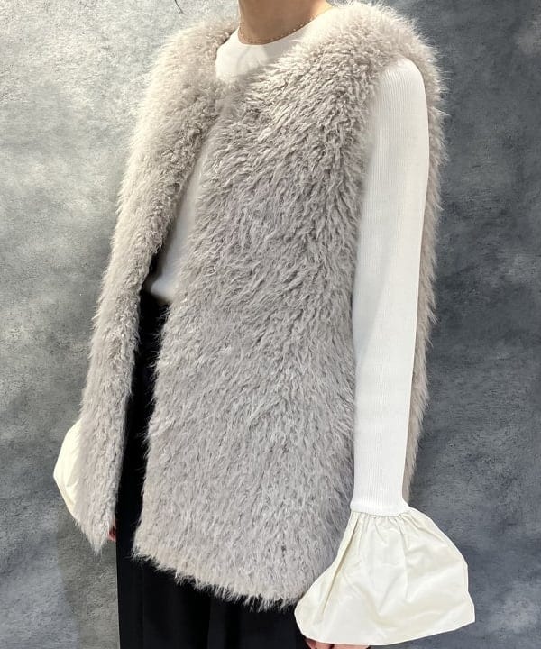 nodokaさんの「BEAMS WOMEN｜ウェイビー フェイクファー ジレ」を使ったコーディネート