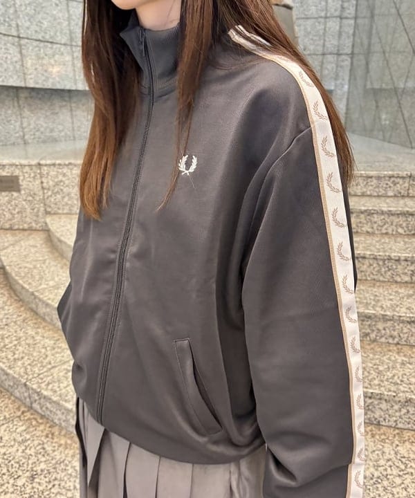 はやしあかねさんの「BEAMS WOMEN｜FRED PERRY / Taped Track Jacket」を使ったコーディネート
