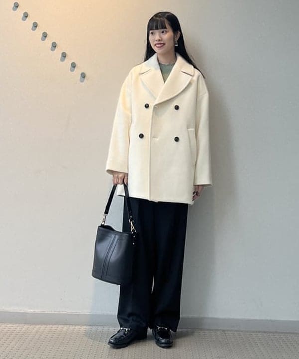 厚手ニットもすっきり着込める。着回し力抜群の〈TICCA〉ピーコートで、冬の装いを更新