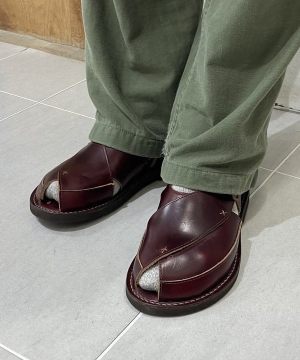 米良 冬輝さんの「BEAMS WOMEN｜KOVALAM / 別注 X-STRAP SANDAL CHROMEXCEL」を使ったコーディネート