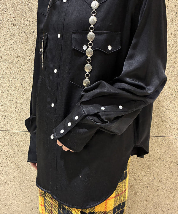 オカモト ミサキさんの「BEAMS WOMEN｜サテン ウエスタン シャツ」を使ったコーディネート