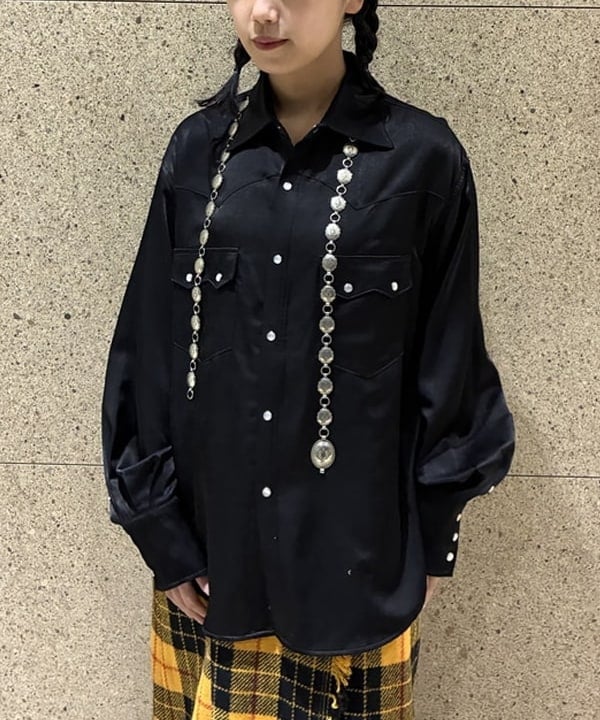 オカモト ミサキさんの「BEAMS WOMEN｜サテン ウエスタン シャツ」を使ったコーディネート