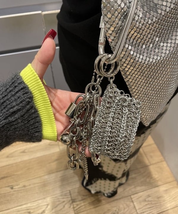 chikaさんの「BEAMS WOMEN｜HEY! Mrs ROSE / メタル & チェーン バッグ」を使ったコーディネート