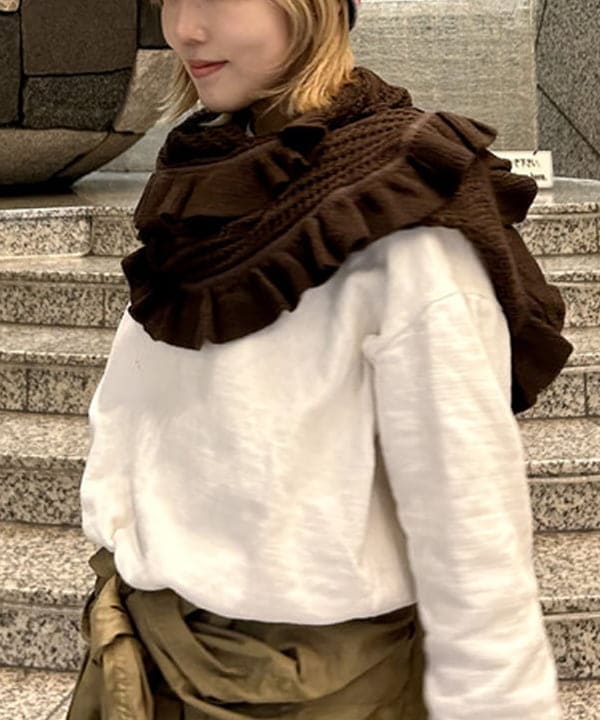 小原 もこさんの「BEAMS WOMEN｜透かし編み フリル ストール」を使ったコーディネート