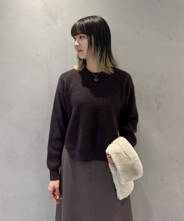 中平 あみさんの「BEAMS WOMEN｜【別注】BATONER / カシミヤフォックス クルーネック ニット」を使ったコーディネート