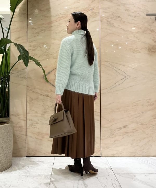 関 桂子さんの「BEAMS WOMEN｜フェイクレザー プリーツスカート」を使ったコーディネート