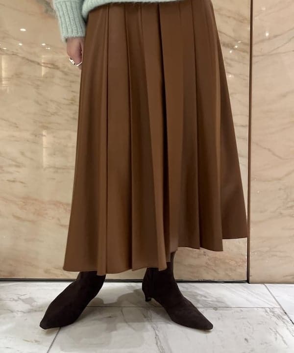 関 桂子さんの「BEAMS WOMEN｜フェイクレザー プリーツスカート」を使ったコーディネート