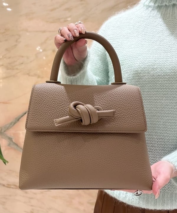 関 桂子さんの「BEAMS WOMEN｜フェイクレザー プリーツスカート」を使ったコーディネート