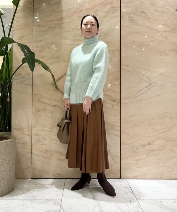 関 桂子さんの「BEAMS WOMEN｜フェイクレザー プリーツスカート」を使ったコーディネート