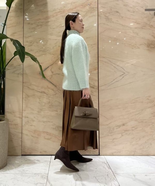 関 桂子さんの「BEAMS WOMEN｜フェイクレザー プリーツスカート」を使ったコーディネート