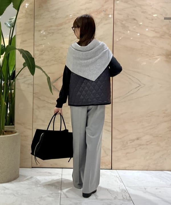 茂野 真楓さんの「BEAMS WOMEN｜ASAUCE MELER / シームレス カシミヤ ストール」を使ったコーディネート