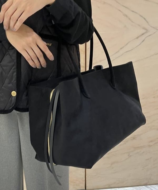 茂野 真楓さんの「BEAMS WOMEN｜ASAUCE MELER / シームレス カシミヤ ストール」を使ったコーディネート