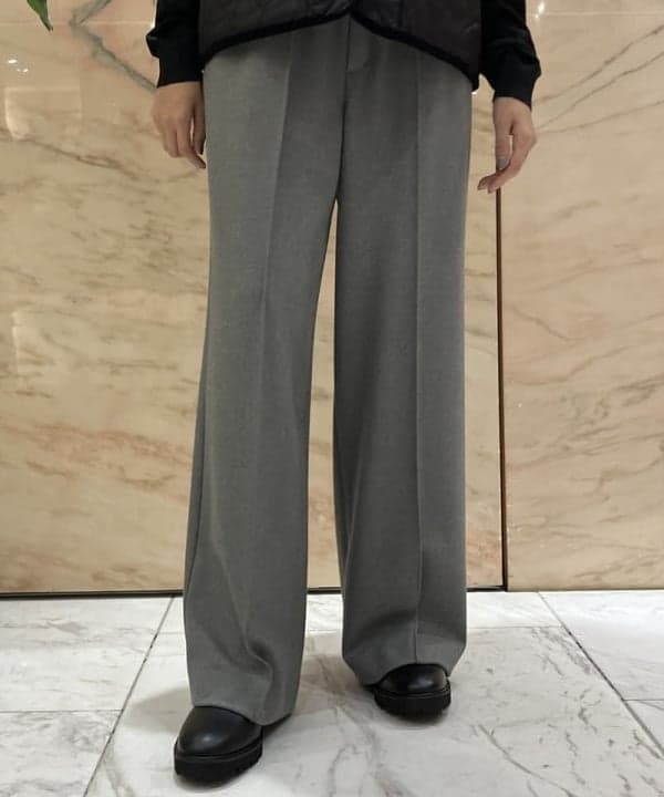 茂野 真楓さんの「BEAMS WOMEN｜ASAUCE MELER / シームレス カシミヤ ストール」を使ったコーディネート