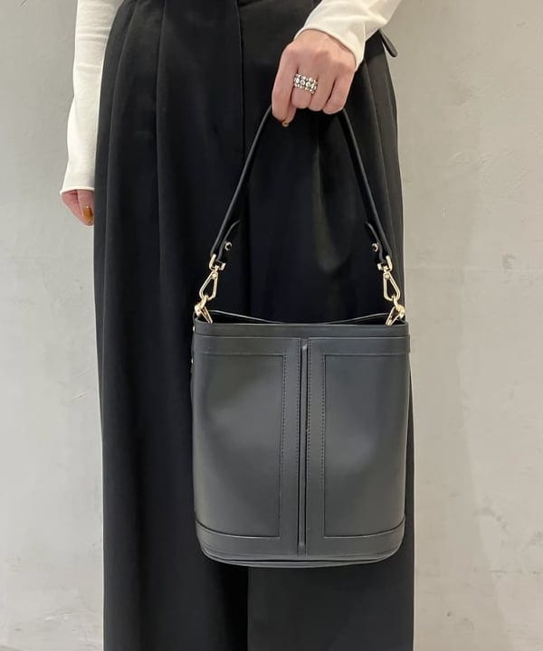 CHIHIROさんの「BEAMS WOMEN｜レーヨン ポリエステル オフショルダー プルオーバー ニット」を使ったコーディネート