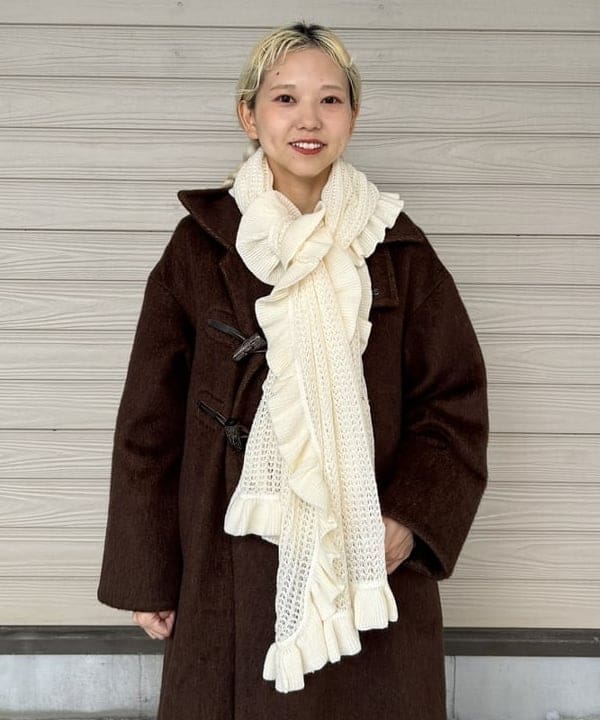 MATSUMOTO AMIさんの「BEAMS WOMEN｜透かし編み フリル ストール」を使ったコーディネート