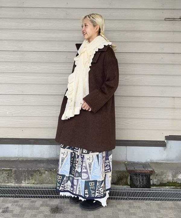 MATSUMOTO AMIさんの「BEAMS WOMEN｜透かし編み フリル ストール」を使ったコーディネート