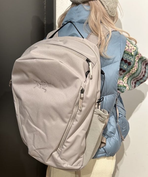 ando naoさんの「BEAMS WOMEN｜【別注】SIERRA DESIGNS / 2WAY ショート ダウン 25FW」を使ったコーディネート