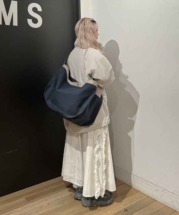 ando naoさんの「BEAMS WOMEN｜ニュースペーパーバッグ NEW」を使ったコーディネート