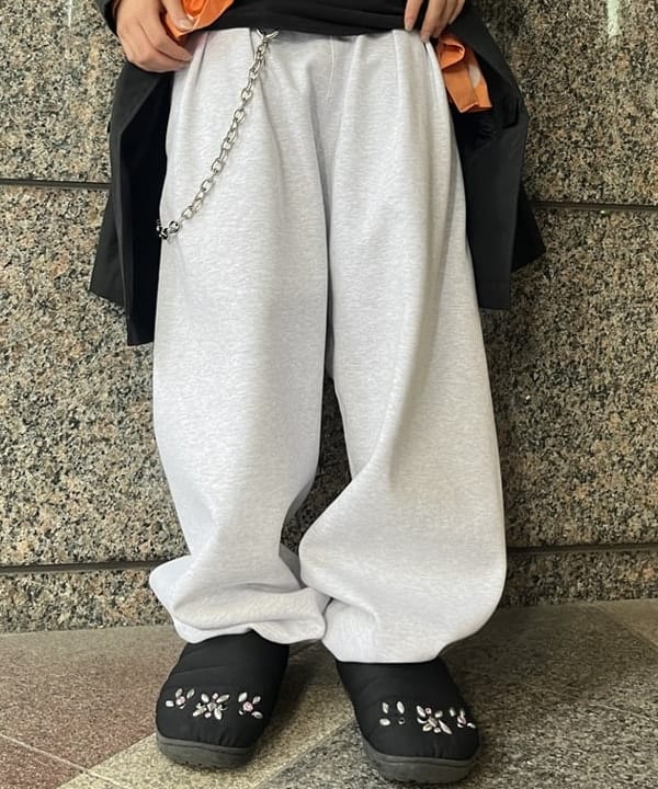 菊田 悠さんの「BEAMS WOMEN｜ワイドストレート ウィンドストップ スウェットパンツ」を使ったコーディネート