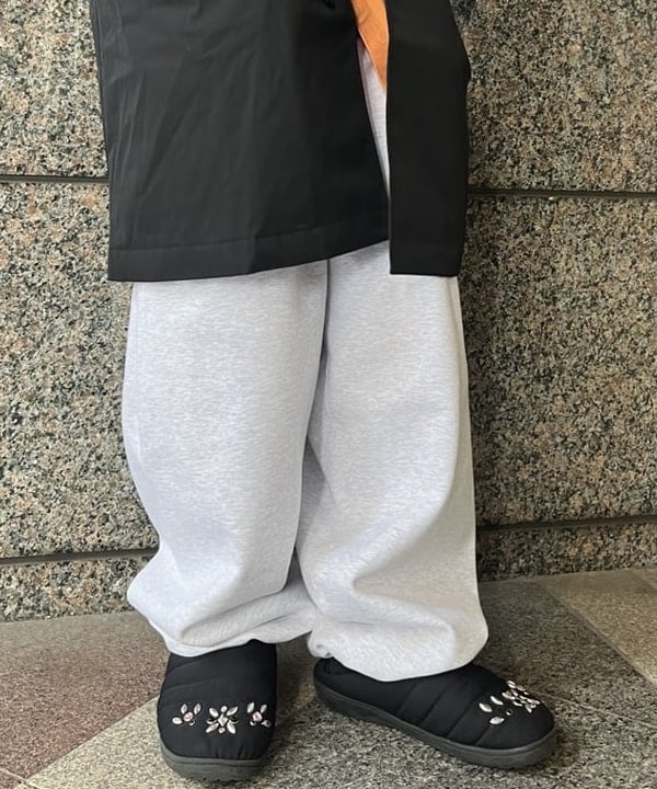 菊田 悠さんの「BEAMS WOMEN｜ワイドストレート ウィンドストップ スウェットパンツ」を使ったコーディネート