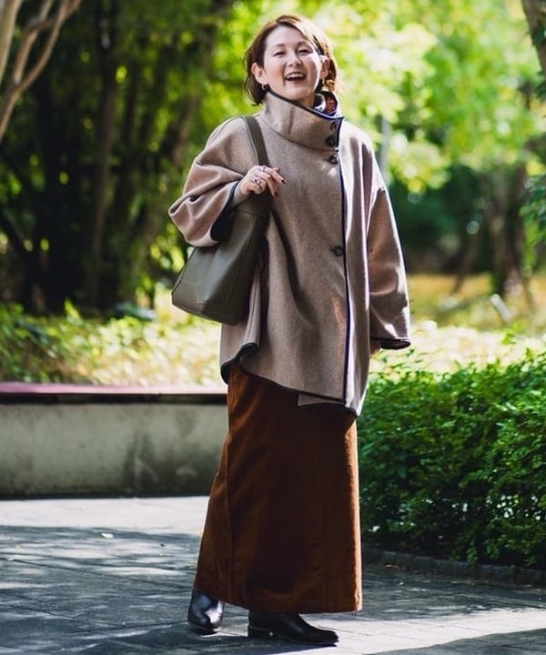 ゆるやかでも、すっきり。計算されたカッティングで魅せる、秋のリラックス・スタイルアップ