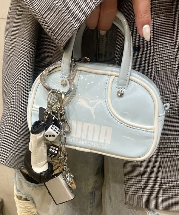 松本 佳菜子さんの「BEAMS WOMEN｜PUMA / マイクロ グリップ バッグ」を使ったコーディネート