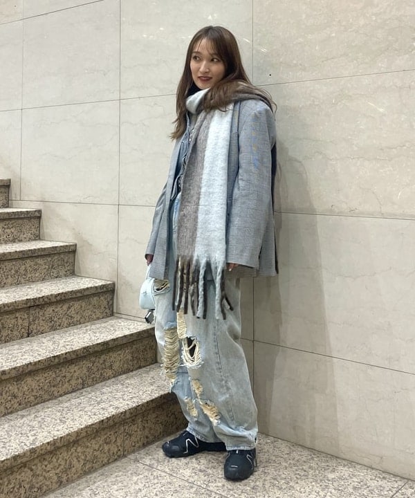 松本 佳菜子さんの「BEAMS WOMEN｜PUMA / マイクロ グリップ バッグ」を使ったコーディネート