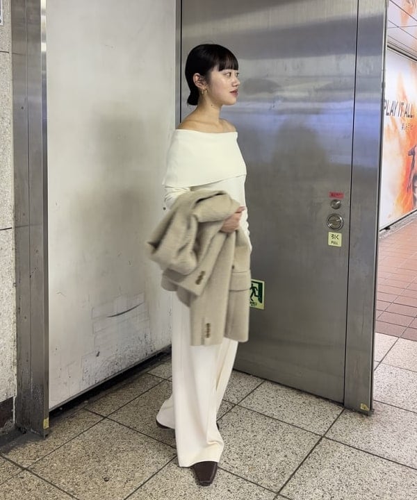 野村 美紅さんの「BEAMS WOMEN｜レーヨン ポリエステル オフショルダー プルオーバー ニット」を使ったコーディネート