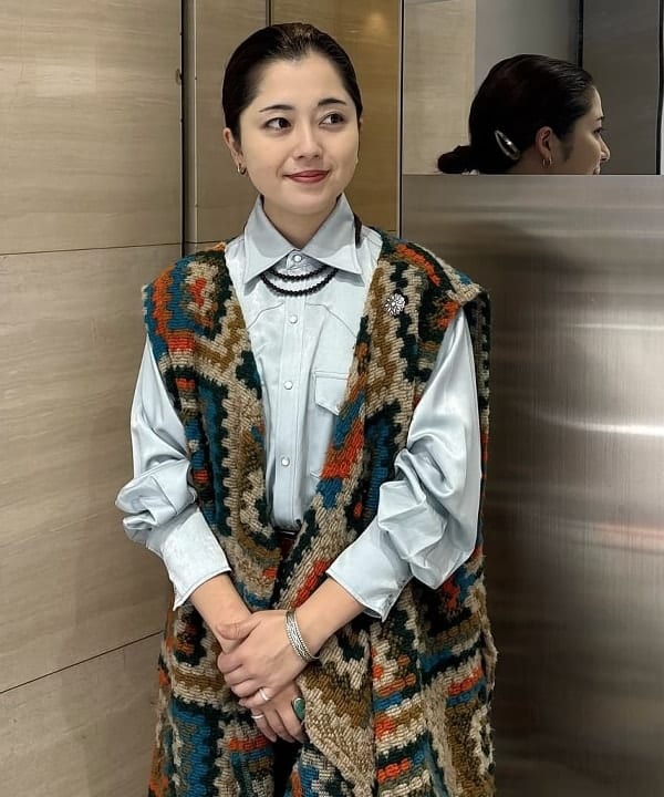 吉野 多恵さんの「BEAMS WOMEN｜サテン ウエスタン シャツ」を使ったコーディネート
