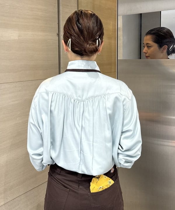 吉野 多恵さんの「BEAMS WOMEN｜サテン ウエスタン シャツ」を使ったコーディネート