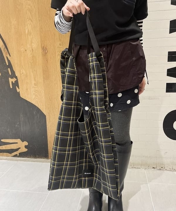 江口 息吹さんの「BEAMS WOMEN｜チェック ショッパー L」を使ったコーディネート