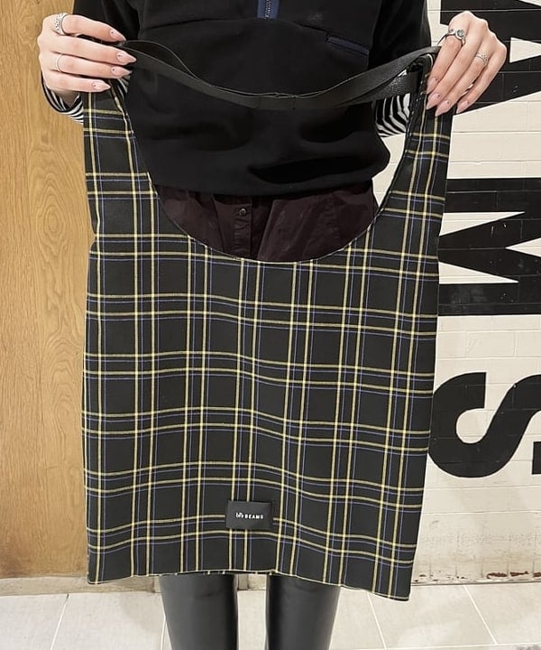 江口 息吹さんの「BEAMS WOMEN｜チェック ショッパー L」を使ったコーディネート