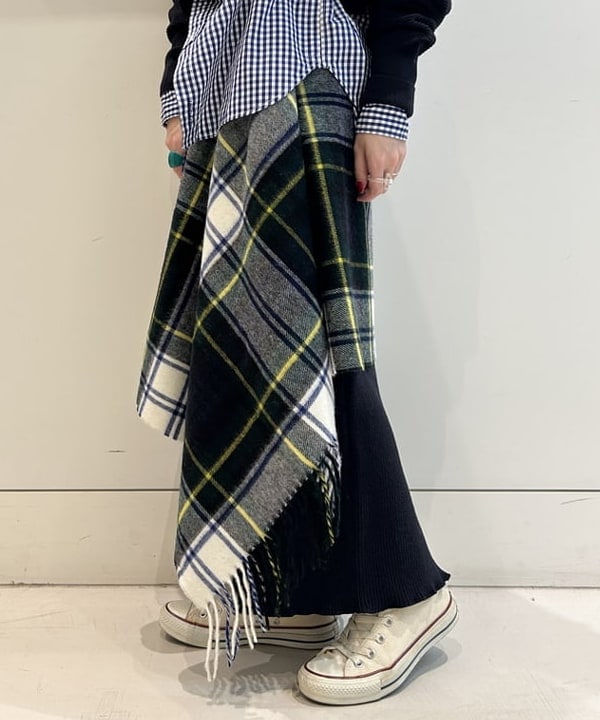 清水 彩乃さんの「BEAMS WOMEN｜HIGHLAND TWEEDS / チェック ストール 大」を使ったコーディネート