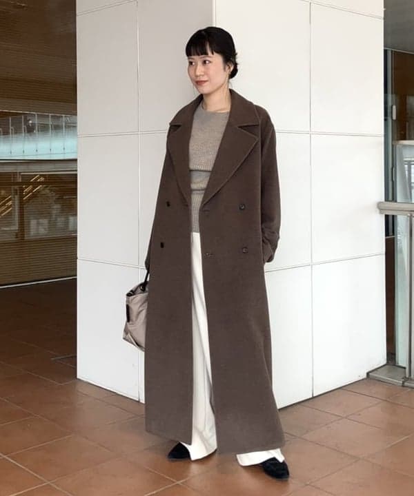 深みブラウンを、白で抜く。縦長ラインを強調する、大人のスタイルアップ術