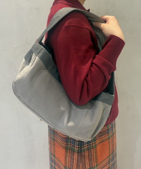 大石彩可さんの「BEAMS WOMEN｜ニュースペーパーバッグ ミニ」を使ったコーディネート