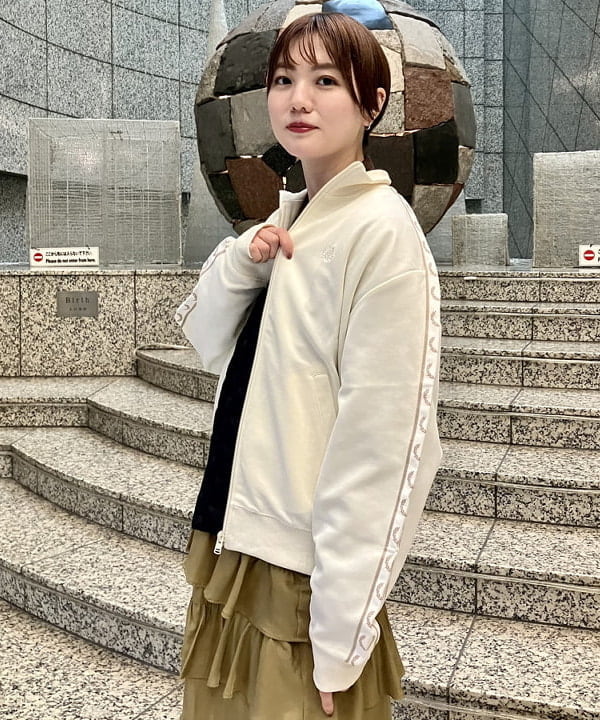 森本 理絵さんの「BEAMS WOMEN｜FRED PERRY / Taped Track Jacket」を使ったコーディネート