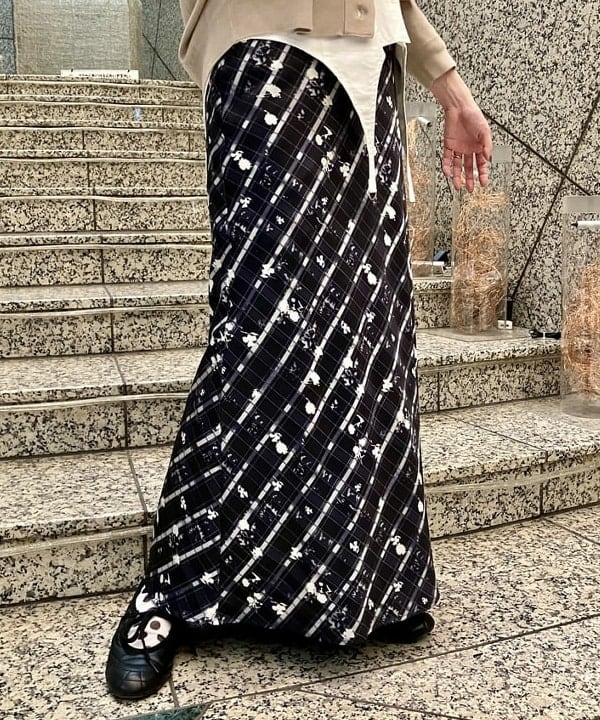 森本 理絵さんの「BEAMS WOMEN｜チェック フラワー プリント タイト スカート」を使ったコーディネート